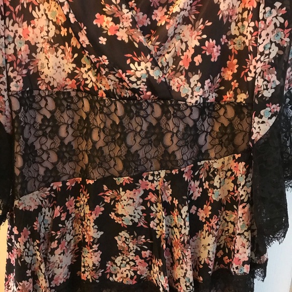 Floral dress with lacing - Picture 2 of 8